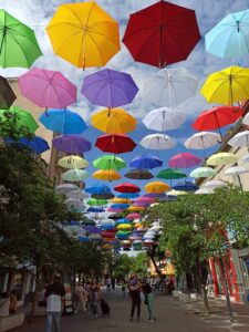 Córdoba cultural, paraguas en el cielo.